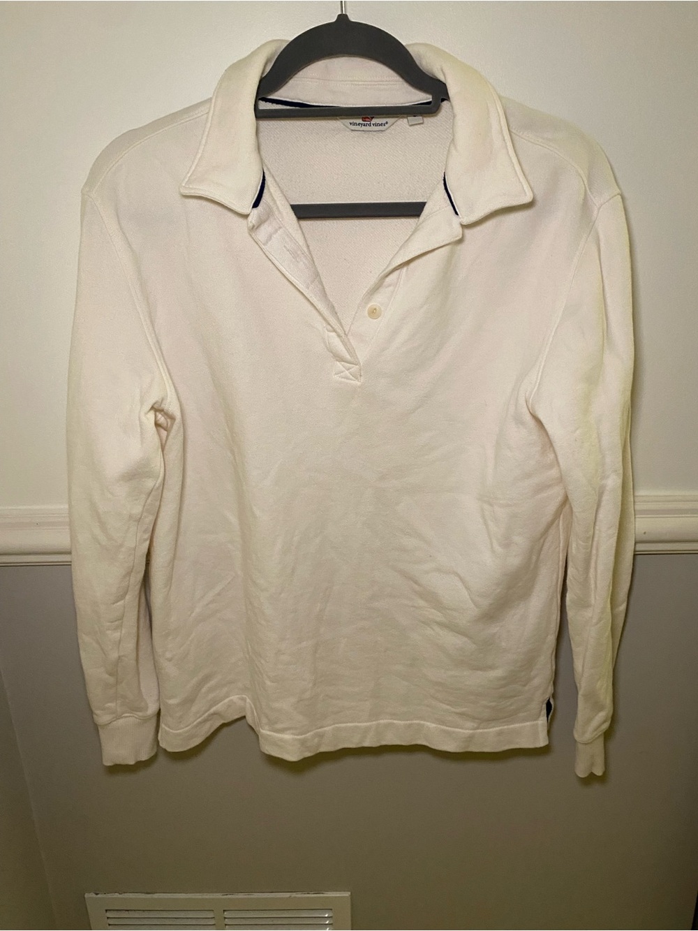 Vineyard Vines Vneck white sweater